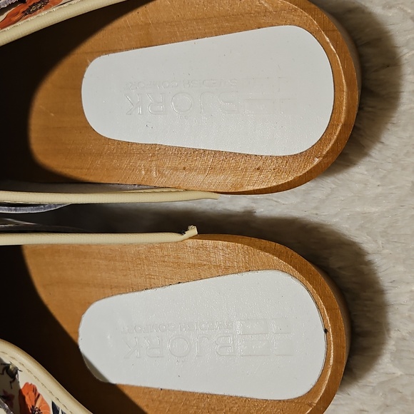 Floral Patterned Women's Clogs - Picture 6 of 10